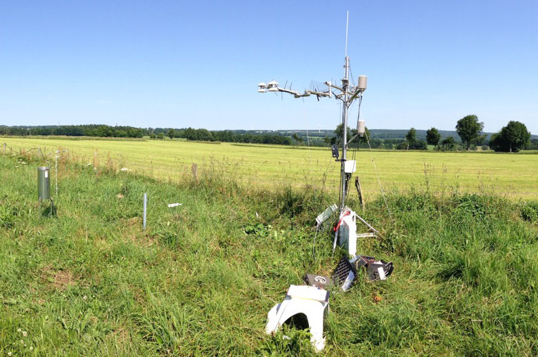 Der Beobachtungsstandort Rollesbroich mit einem mikrometeorologischen Messturm an der Grenze von zwei unterschiedlich behandelten Grünlandflächen.