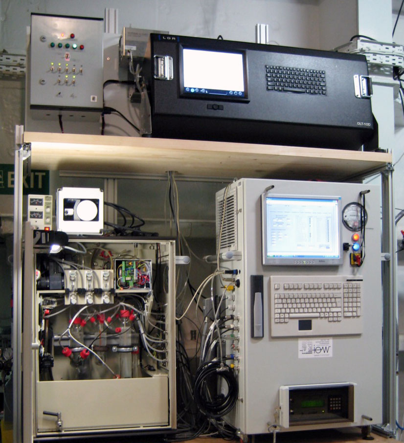 Equilibrator-Sensor-System auf der BALTIC VOS ; unten rechts Schaltschrank mit LICOR-Messgerät sowie Rechner- und Steuereinheit, unten links sind die Equilibrationskolonnen und Flußregulierung installiert. Oben ist der Los Gatos oa-ICOS Methan- und Kohlendioxidsensor samt Ansteuerung zu erkennen. Im Rahmen der ICOS-Implementierungsphase wird dieses System erweitert und die Steuerung und Equilibrationseinheit komplett erneuert.